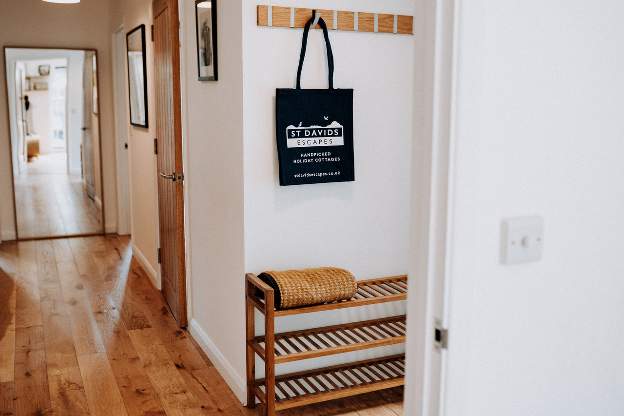 galwad-y-mor-stdavids-hallway