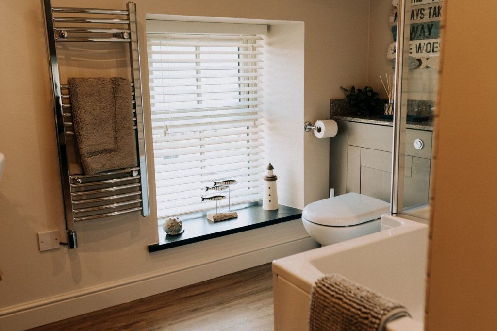 Farmhouse Retreat St Davids Twin Bedroom Bathroom