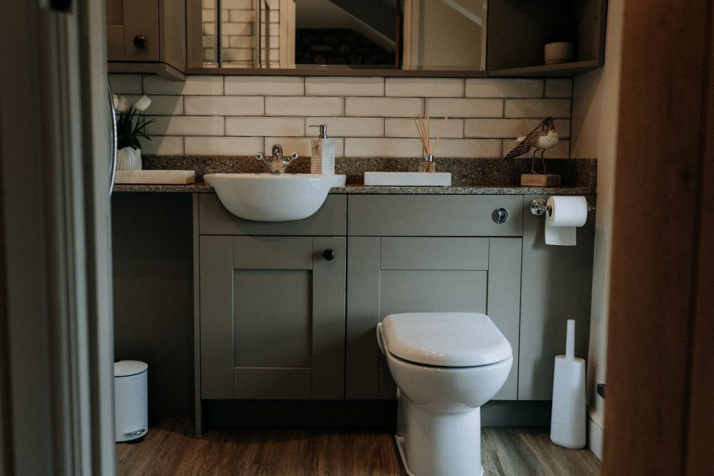 Farmhouse Retreat St Davids Kingsize En Suite Bathroom 2