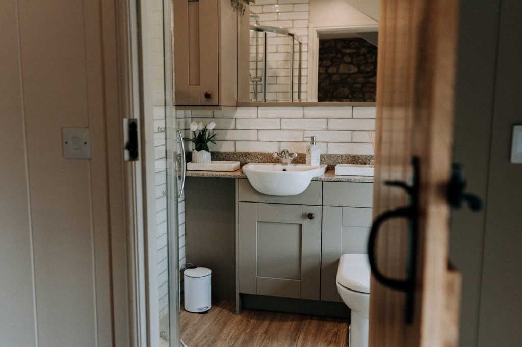 Farmhouse Retreat St Davids Kingsize En Suite Bathroom 3