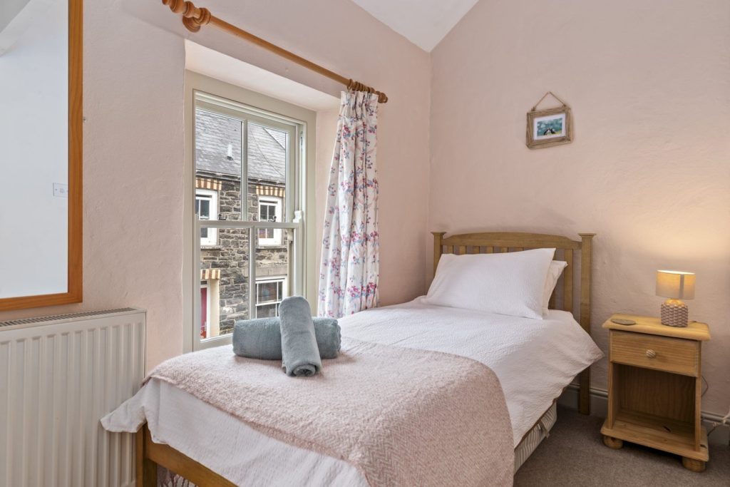 Haddocks Rest St Davids Twin Bedroom