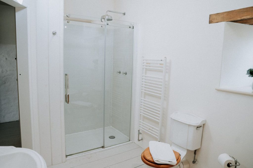 Carreg Wen Solva En Suite Bathroom