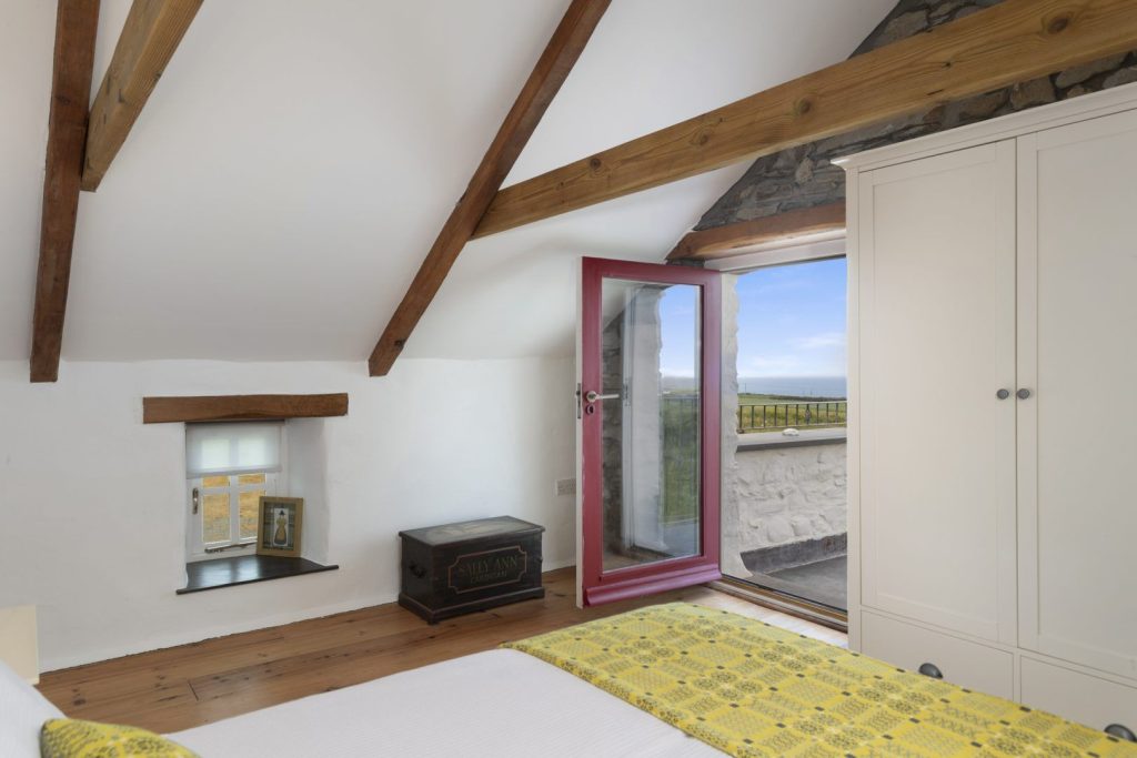 Ffynnon Wdig Abereiddy Kingsize Bedroom 2