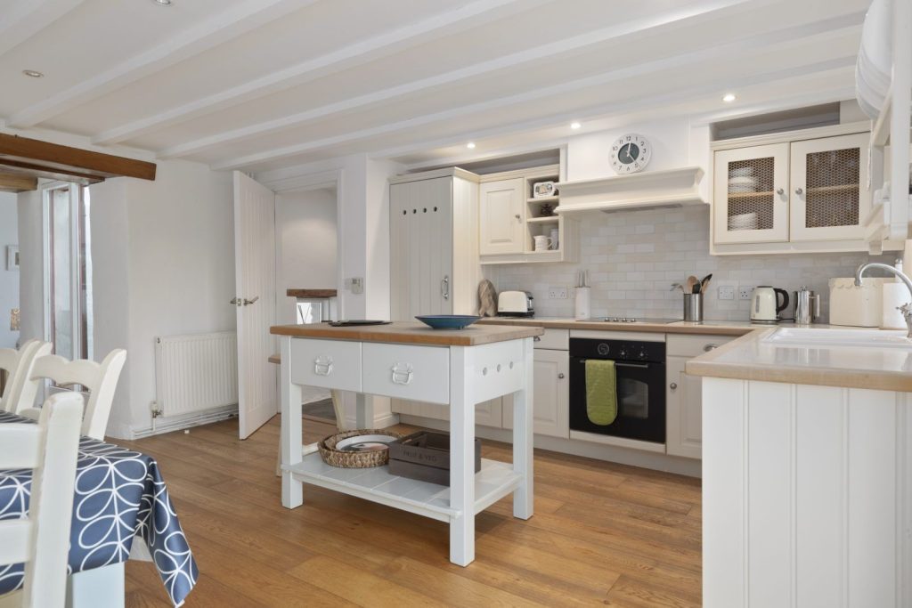 Ffynnon Wdig Abereiddy Kitchen 3