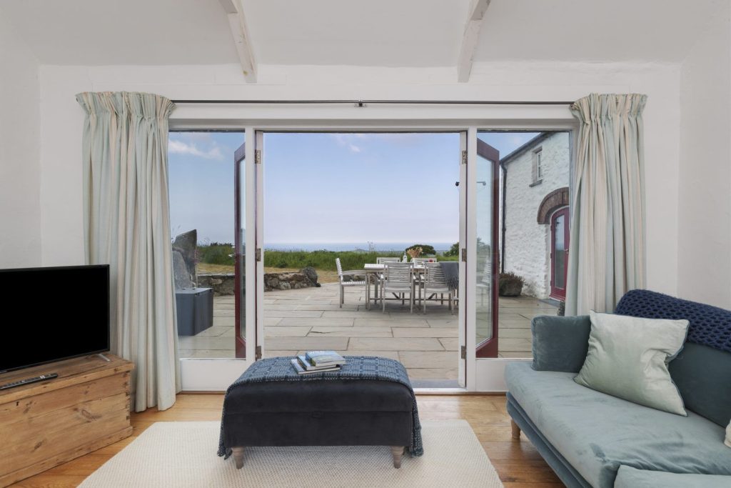 Ffynnon Wdig Abereiddy Lounge 2