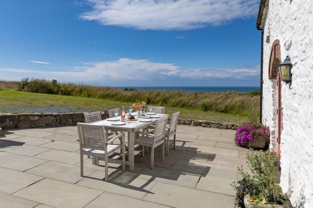 Ffynnon Wdig Abereiddy Patio 2