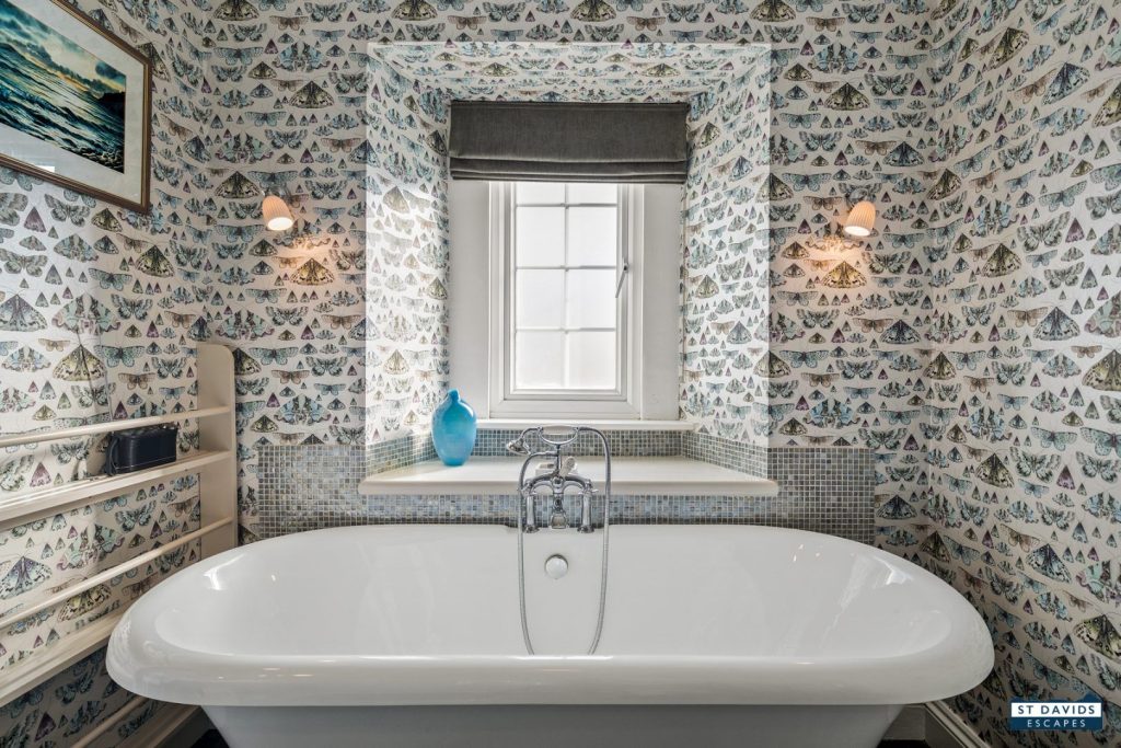 Golden House St Davids Super King Bathroom