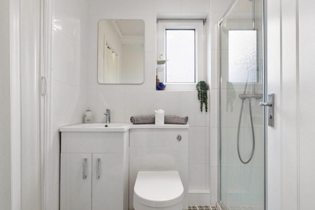 Pedwar Gwynt St Davids Shower Room