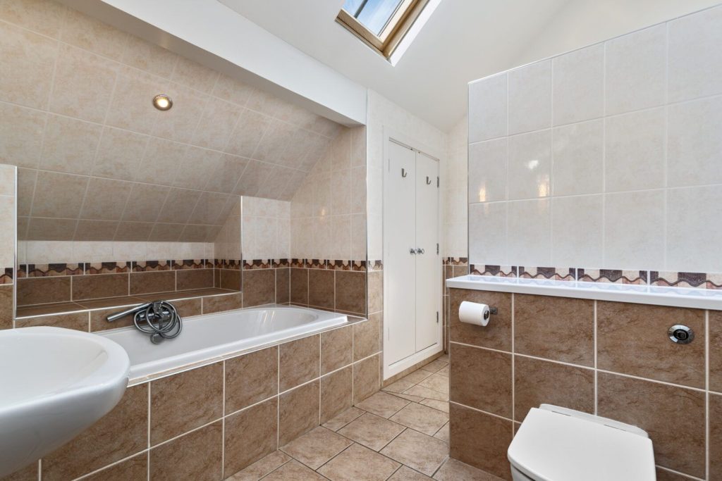 Tyr Tonnau Solva Bathroom 2