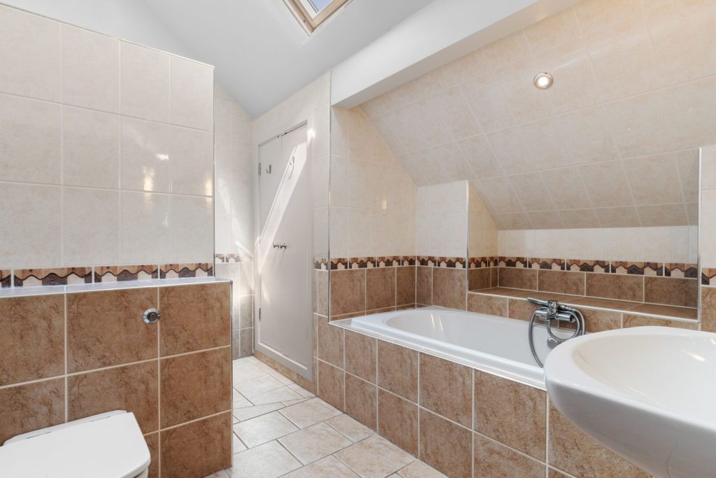 Tyr Tonnau Solva Bathroom 3