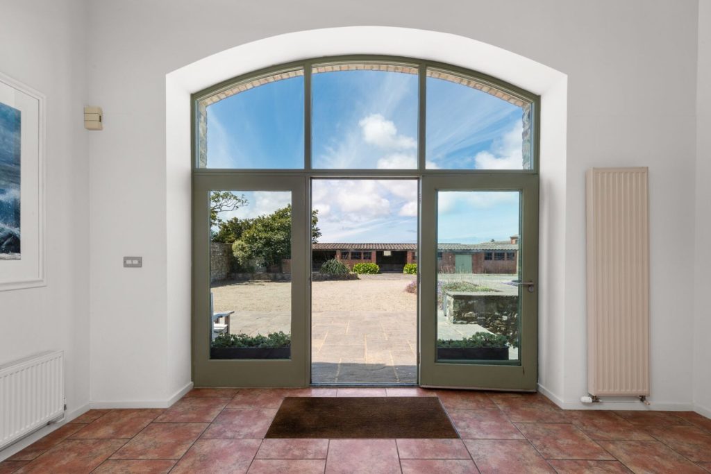 Tyr Tonnau Solva Entrance