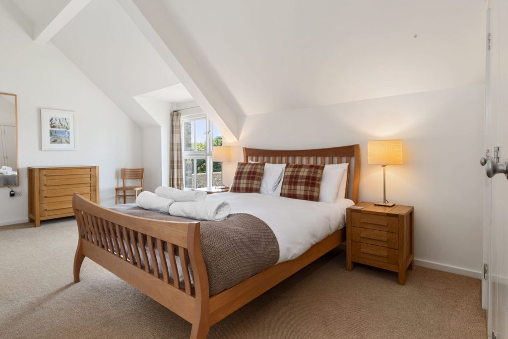 Tyr Tonnau Solva King Size bedroom 3