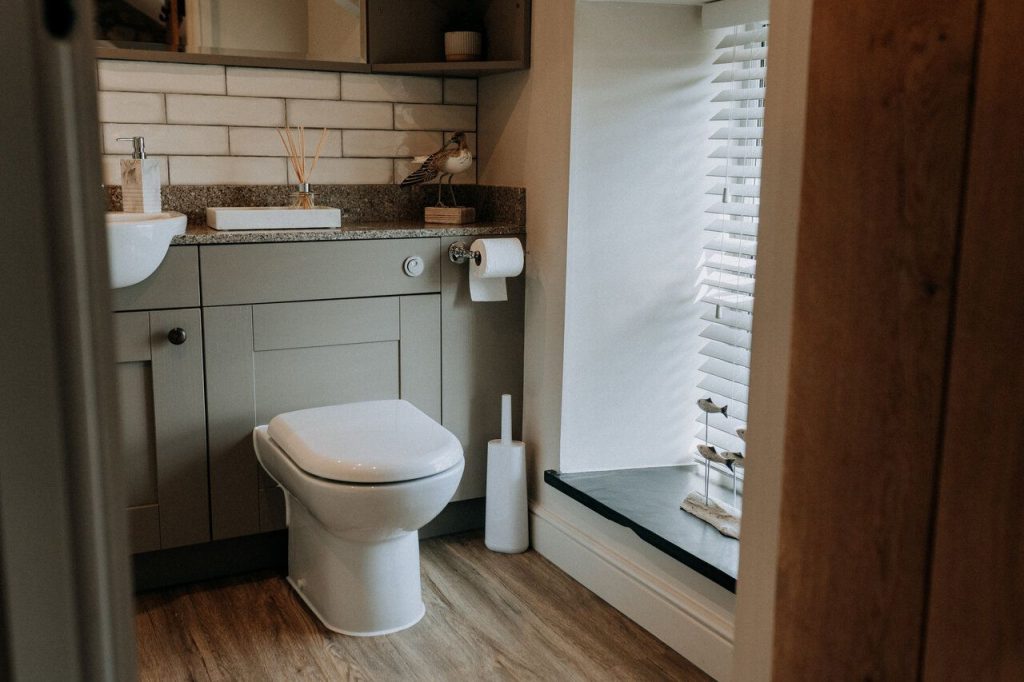 Farmhouse Retreat St Davids Kingsize En Suite Bathroom