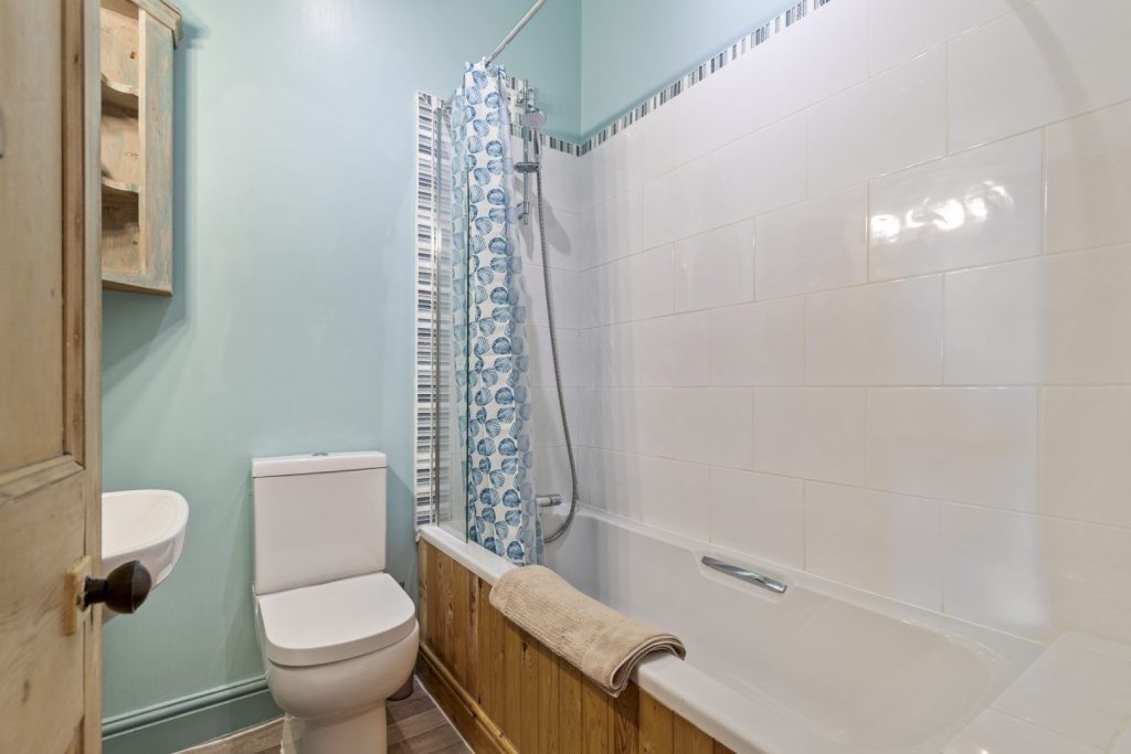 Haddocks Rest St Davids Bathroom