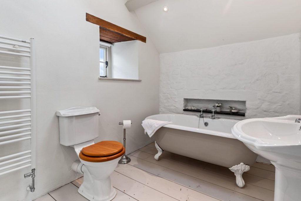 Carreg Wen Solva En Suite Bathroom