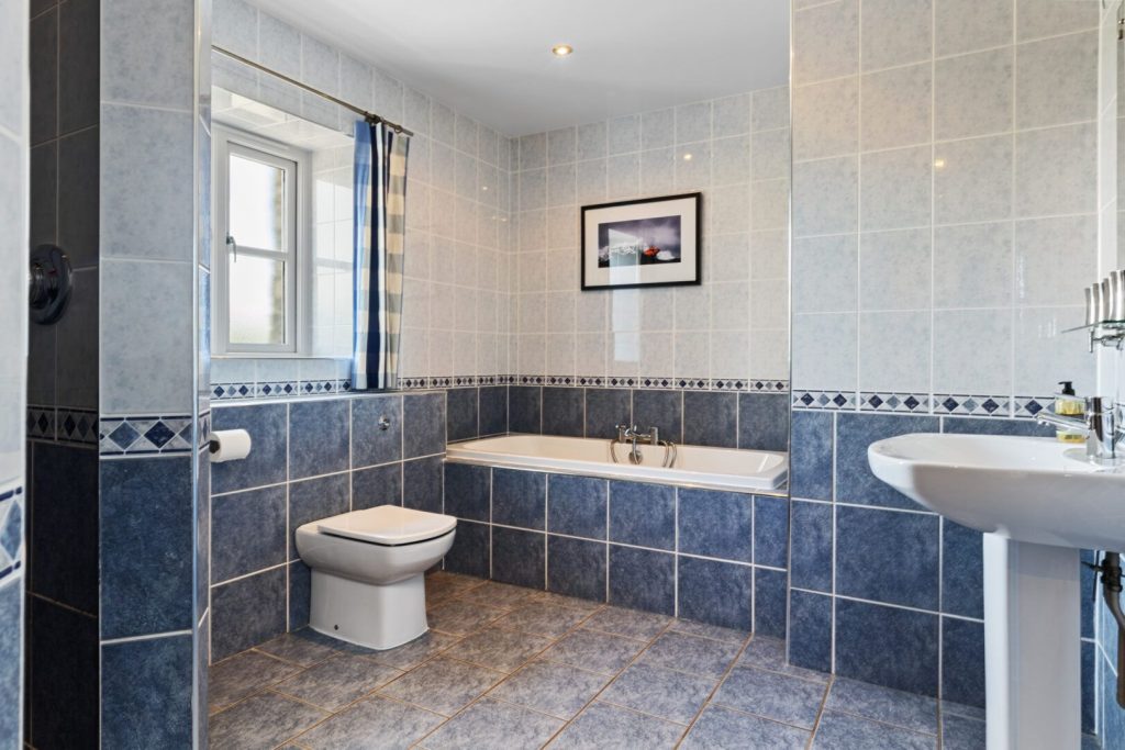 Tyr Tonnau Solva Bathroom