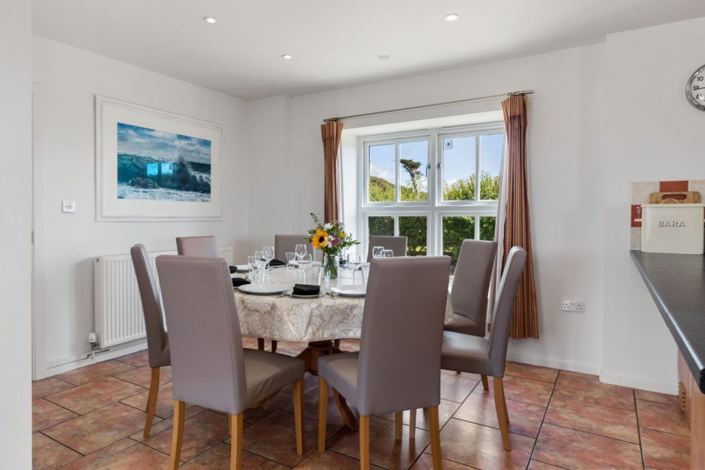 Tyr Tonnau Solva Dining Area