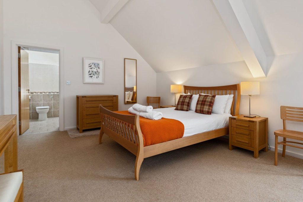 Tyr Tonnau Solva King Size bedroom 2