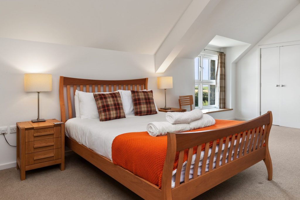 Tyr Tonnau Solva King Size bedroom