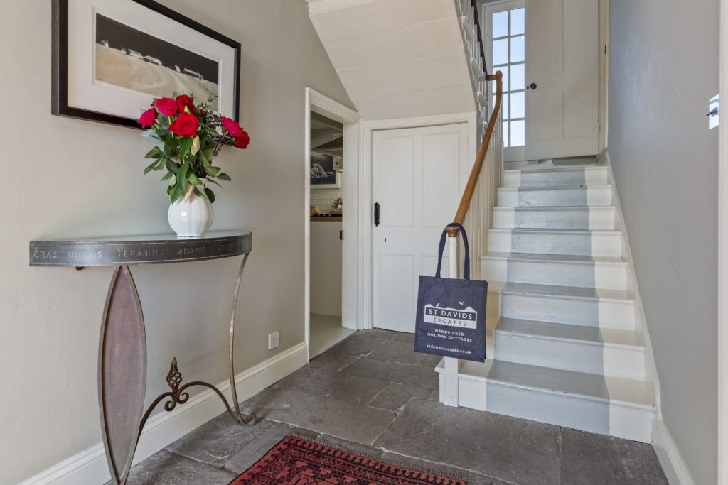 Wdig Farmhouse Near St Davids Hallway 