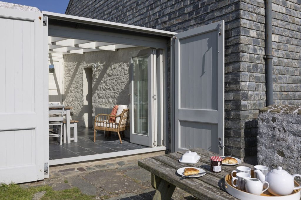 Wdig Farmhouse Near St Davids Outdoor Dining 