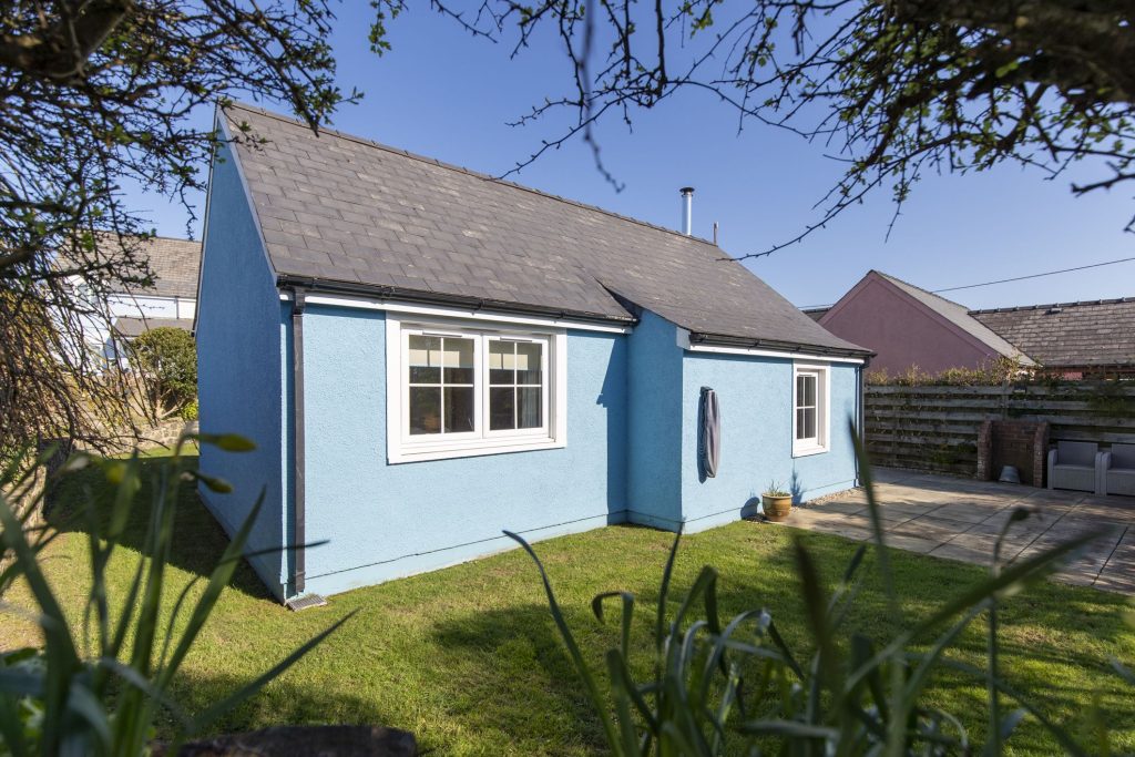 Yn Y Ty exterior and garden 